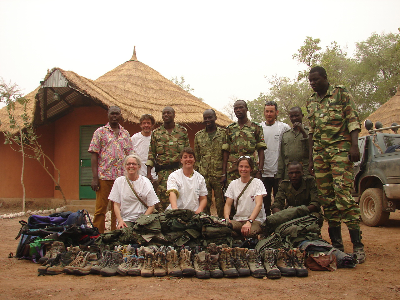 Péma et les gardes. Dotation au Parc du W Burkina Faso